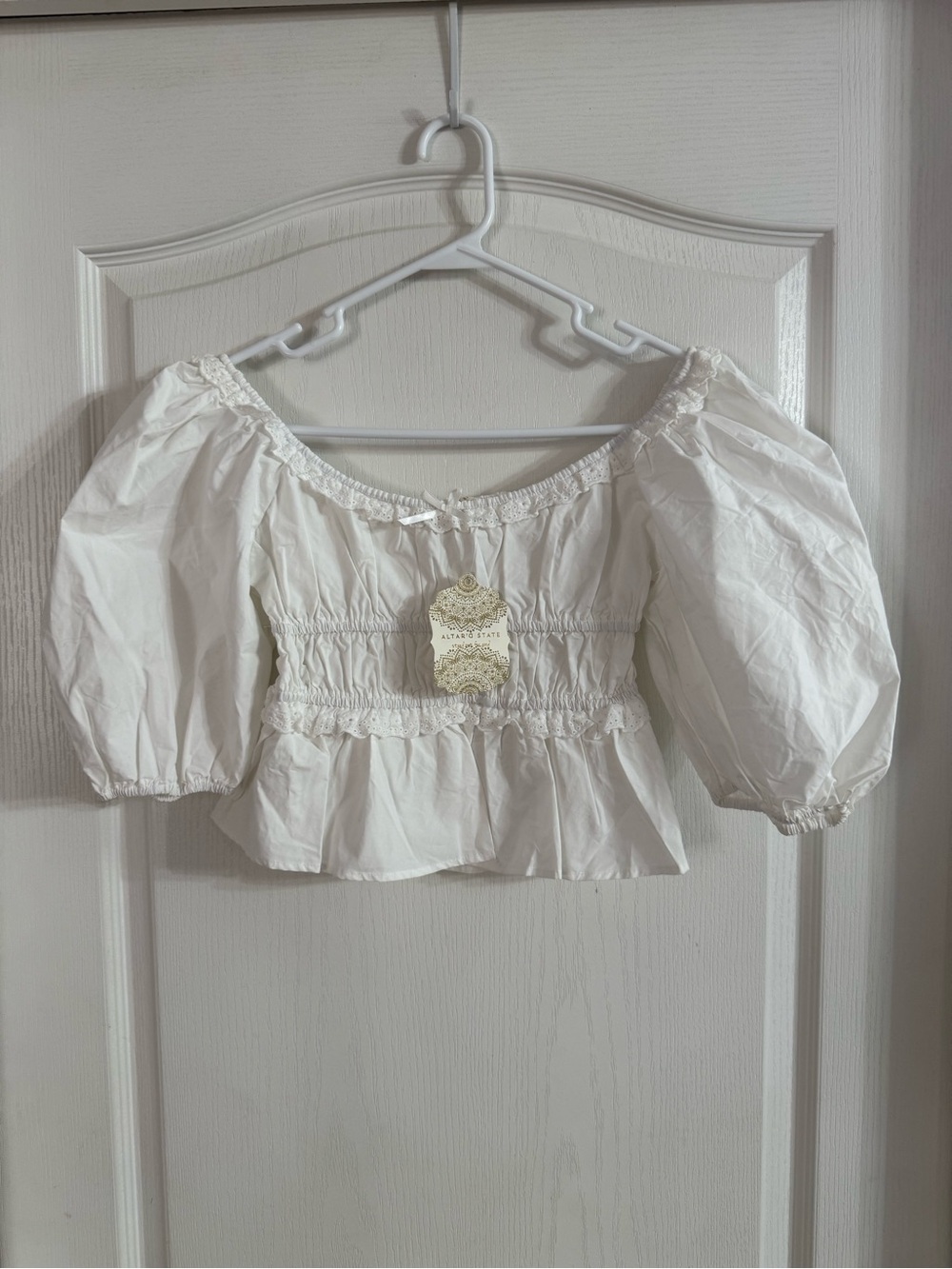 Altar’d State Women’s White Off The Shoulder Crop Top NWT Sz M. MY-55
